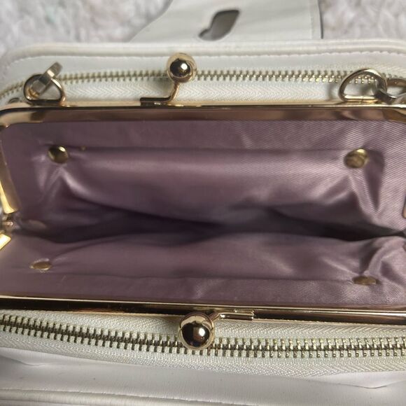 White synthetic leather crossbody bag with fashion accents & gold tone chain. - Picture 14 of 15